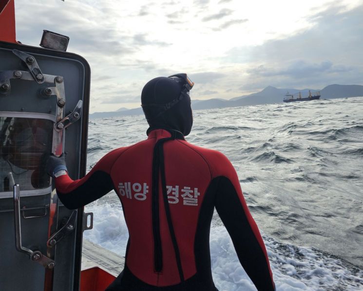 창원해경이 실종자를 수색하고 있다. 창원해양경찰서 제공