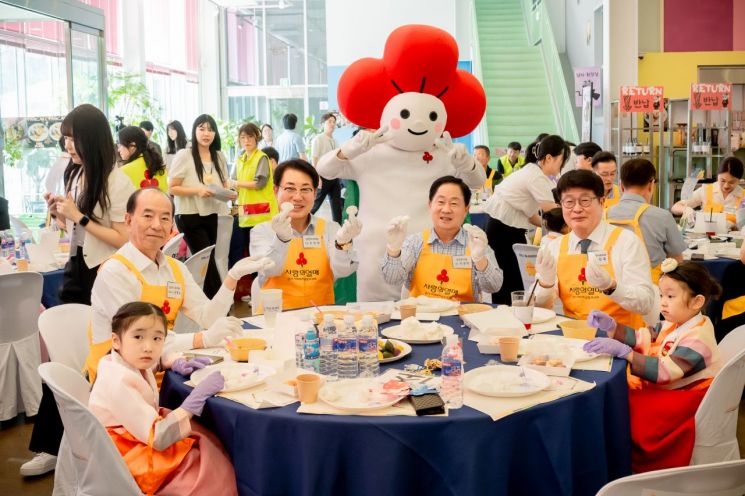 주광덕 남양주시장과 조성대 남양주시의장이 18일 화도읍 소재 디스플레인 베이커리카페에서 '함께 빚는 한가위, 나눔의 정(情)' 행사에 참석해 송편을 빚고 있다. 남양주시 제공