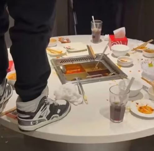 지난 3월 중국 상하이 훠궈 전문점에서 10대 청소년 2명이 냄비에 소변을 보는 모습이 담긴 영상이 중국 사회관계망서비스(SNS) '웨이보'에 확산했다. 웨이보 캡처