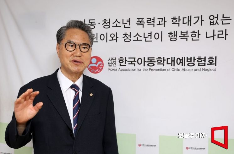 이배근 한국아동학대예방협회장이 지난달 18일 아시아경제와 인터뷰를 하고 있다. 윤동주 기자