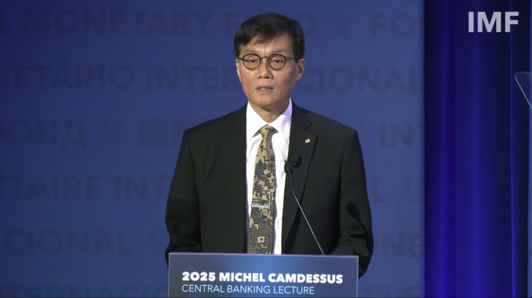 이창용 한국은행 총재가 18일(현지시간) 미국 워싱턴 DC 국제통화기금(IMF) 본부에서 열린 '미셸 캉드쉬 중앙은행 강연'에서 한국의 통화정책에 대해 설명하고 있다. IMF 유튜브 생중계 캡처