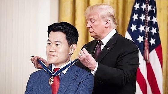 도널드 트럼프 미국 대통령이 전 한국사 강사 전씨에게 ‘대통령 자유훈장’을 수여하는 모습을 담은 사진. 이 사진은 합성으로 밝혀졌다. SNS