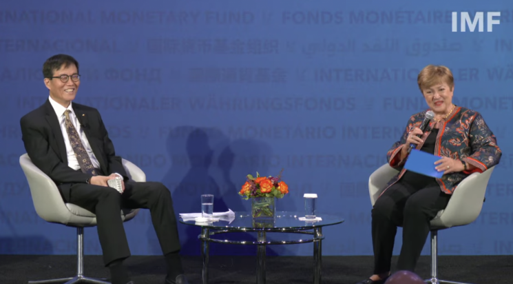 이창용 한국은행 총재와 크리스탈리나 게오르기에바 국제통화기금(IMF) 총재가 18일(현지시간) 미국 워싱턴DC에서 열린 IMF 미셸 캉드쉬 중앙은행 강연 후 대담을 하고 있다. IMF 유튜브 생중계 캡처