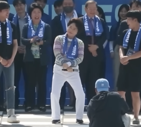 이길여 가천대학교 총장이 지난 2023년 가천대학교 축제에서 단상에 올라 싸이의 강남스타일 춤을 추고 있다. 가천대학교 유튜브 캡처
