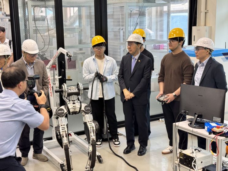 구윤철 부총리 겸 기획재정부 장관은 19일 대전시 유성구 카이스트(KAIST) AI 팩토리 랩(AI Factory Lab)에서 AI 팩토리분야 대표기업, 전문가 및 관계부처와 AI 대전환 릴레이 현장 간담회를 개최했다.