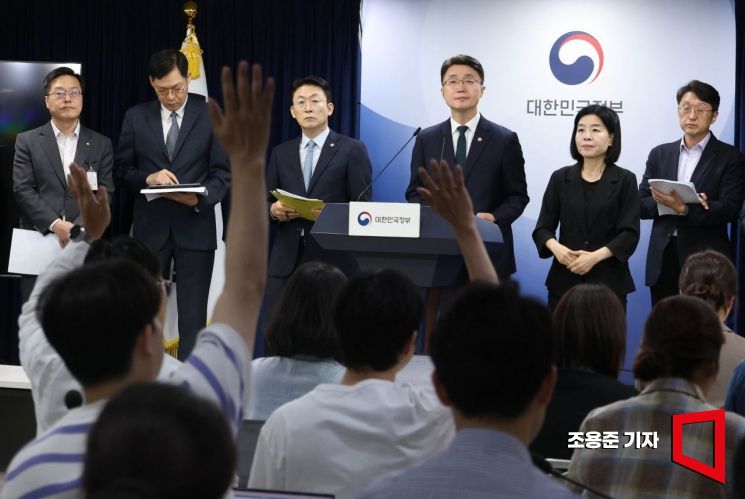 류제명 과학기술정보통신부 제2차관과 권대영 금융위원회 부위원장이 19일 서울 종로구 정부서울청사에서 해킹대응을 위한 과기정통부-금융위 합동브리핑을 하고 있다. 이날 브리핑에는 롯데카드와 KT관계자들이 배석해 취재진의 질문에 답변했다. 2025.9.19 조용준 기자