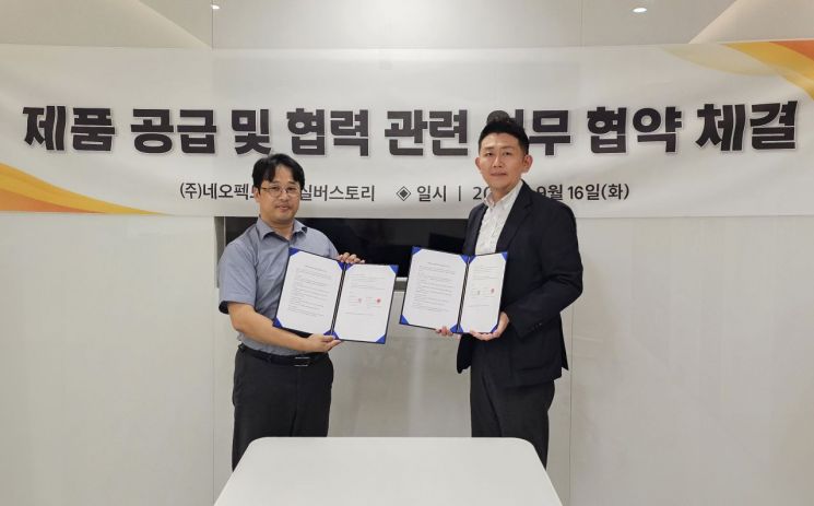 백명훈 네오펙트 대표(우측), 백윤석 실버스토리 이사. 네오펙트 제공
