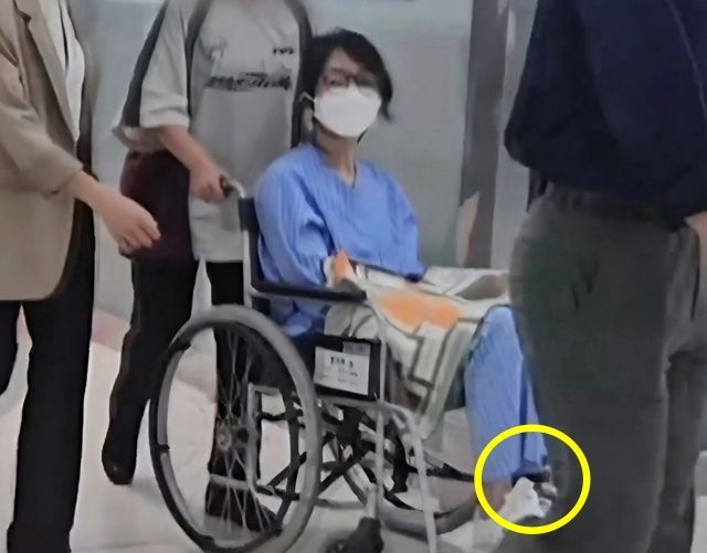 최근 서울 동작구의 한 대형병원에서 김 여사가 휠체어를 탄 채 직원의 보조를 받으며 진료실로 들어가는 모습이 포착됐다. MBN 보도 화면 캡처