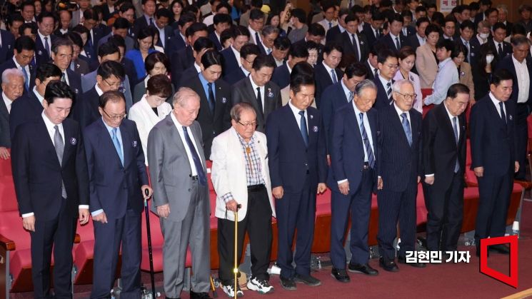 정청래 더불어민주당 대표와 권노갑 창당70주년기념사업추진공동위원장을 비롯한 상임고문단이 19일 국회 의원회관에서 열린 창당 70주년 기념식 '국민과 함께, 당원과 함께 민주 70'에서 묵념하고 있다. 2025.9.19 김현민 기자