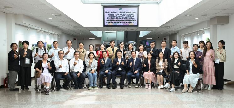 김동근 의정부시장이 지난18일 베트남 안장대학교 교직원 방문단과 기념사진을 찍고 있다. 의정부시 제공