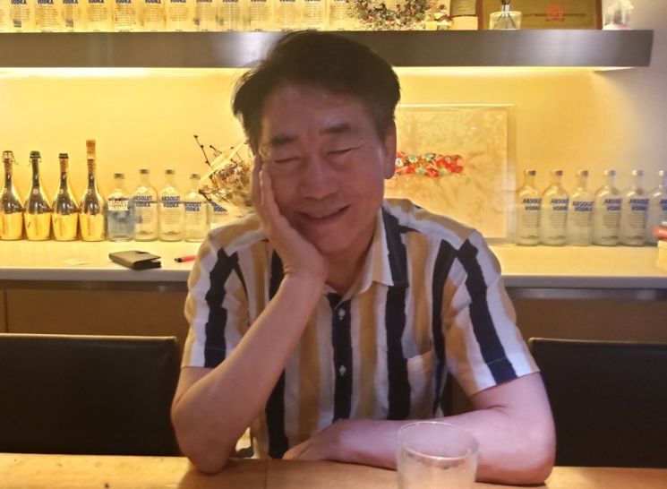 천상두 디자이너가 이번 패션쇼 주제인 '모두에게 꿈을 주는 순간' 등 작품을 설명하는 모습. 최대억기자