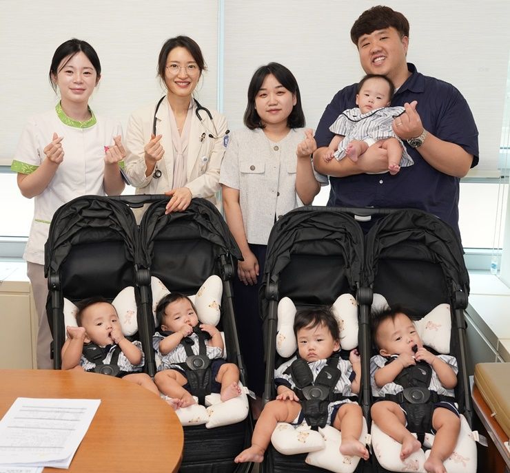 정기 진찰을 위해 소아청소년과 윤영아 교수를 찾은 오둥이 가족. 서울성모병원