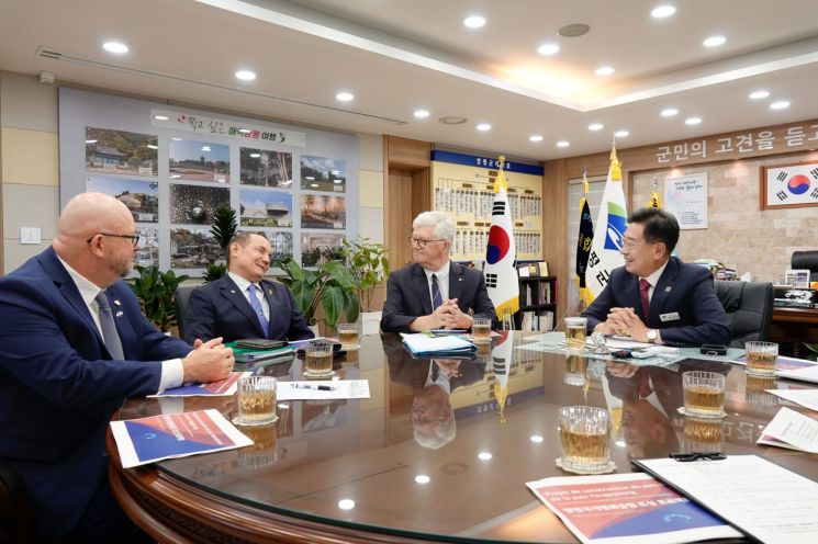 전진선 양평군수(오른쪽)가 지난 17일 양평국제평화공원 조성 사업과 관련해 프랑스 측 주요 인사들이 양평군을 방문해 군수와 환담을 하고 있다. 양평군 제공