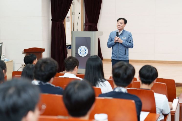 학생들을 격려하는 월성원자력본부 정원호 본부장. 월성원자력본부 제공