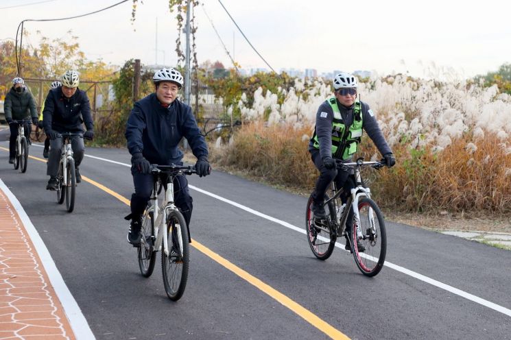 한강 자전거길에서 시민들과 자전거를 타는 이동환 고양특례시장(왼쪽). 고양특례시 제공