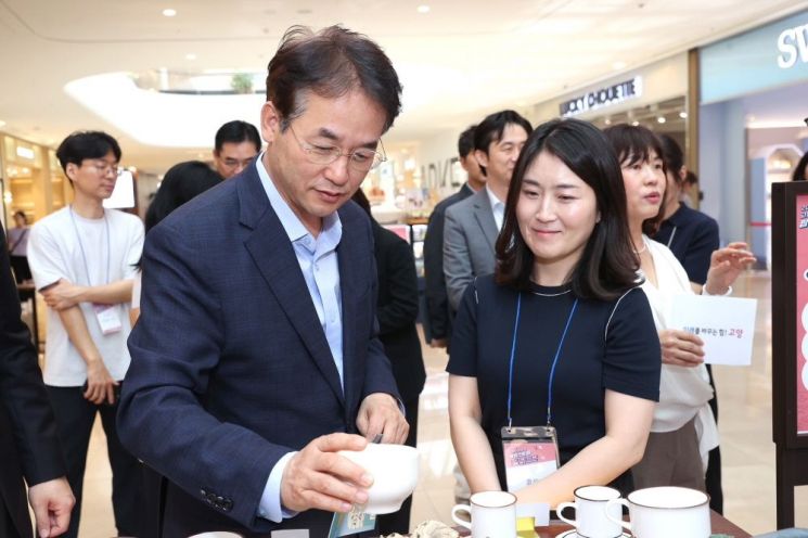 이동환 고양특례시장이 지난 18일 스타필드 고양과 협업해 열린 '2025 고양 스타트업 팝업스토어'에서 제품을 살펴보고 있다. 고양특례시 제공