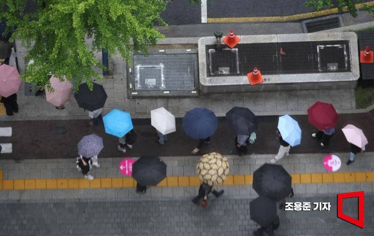 서울을 비롯한 전국적으로 비가 내리고 있는 가운데 19일 서울 세종대로에 시민들이 우산을 쓰고 이동하고 있다. 기상청은 이날 밤부터 내일 새벽까지 많은 비가 내릴것으로 예보했다. 2025.9.19 조용준 기자