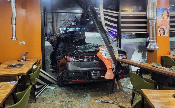 경기 평택시의 한 식당 앞에서 음주운전 차량이 건물 외벽을 들이받는 사고가 발생했다. 연합뉴스