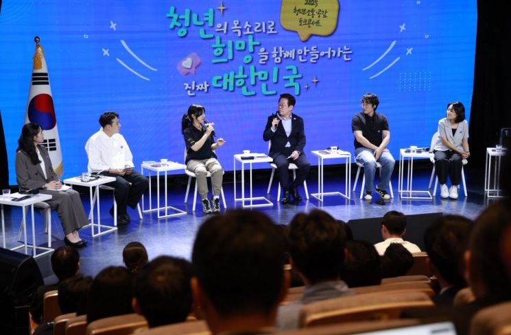 이재명 대통령이 19일 서울 마포구 구름아래 소극장에서 열린 2030 청년 소통·공감 토크콘서트에서 참석자와 대화하고 있다. 연합뉴스