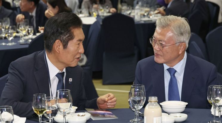 문재인 전 대통령(사진 오른쪽)과 정청래 더불어민주당 대표가 19일 경기도 파주 캠프 그리브스에서 열린 9.19 평양공동선언 남북군사합의 7주년 기념식 및 2025 한반도 평화주간 개막식에서 대화하고 있다. 국회사진기자단 연합뉴스