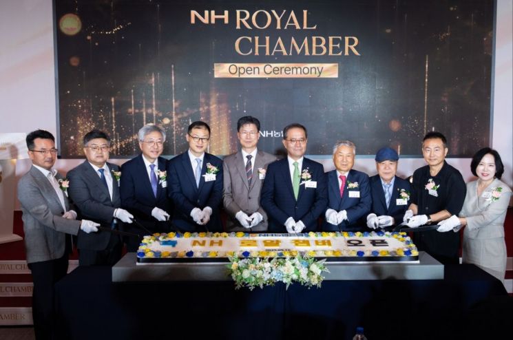 지난 16일 농협은행 본점에서 열린 'NH로얄챔버' 오픈식에서 김영묵 우리원헬스케어 원장(왼쪽부터), 이영우 농협은행 투자상품·자산관리 부문 부행장, 임정묵 서울대 교수회장, 김상욱 더불어민주당 의원, 강태영 농협은행장, 이찬우 농협금융지주회장, 지점 VIP 고객 세 명, 박현주 농협은행 WM사업부장이 케이크 커팅식을 하고 있다. 농협은행