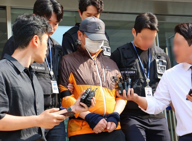 전처로부터 생활비 지원이 끊긴 것을 계기로 범행을 계획한 60대 남성이 자신의 생일날 마련된 저녁 식사 자리에서 아들을 사제총기로 살해한 사건과 관련해, 첫 재판에서 일부 혐의를 인정하면서도 살인미수 등에 대해서는 부인했다. 연합뉴스