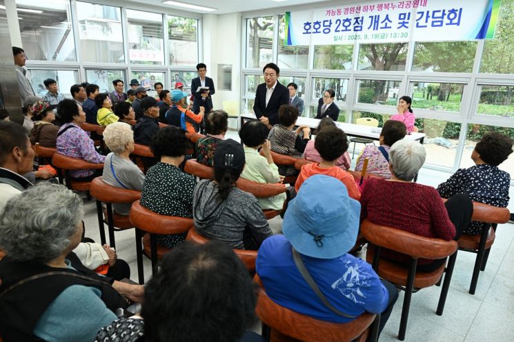 19日，市长 Kim Donggeun 在“Hoho Dang 2号店”开业仪式上致辞。议政府市提供