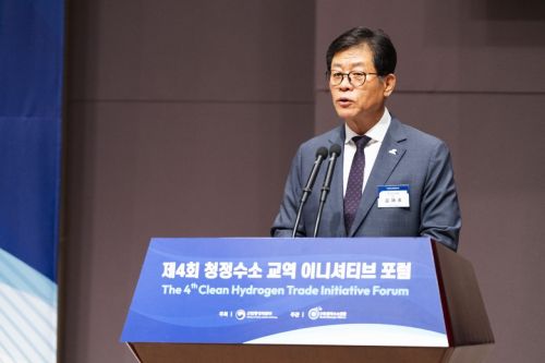 김재홍 한국수소연합 회장이 19일 서울 프레스센터에서 열린 '제 4회 청정수소 교역 이니셔티브 포럼'에서 개회사를 하고 있다. 한국수소연합