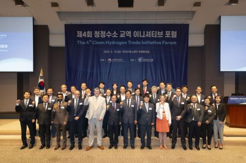 19일 서울 프레스센터에서 열린 '제4회 청정수소 교역 이니셔티브 포럼'에서 주요 참석자들이 기념 사진을 찍고 있다. 한국수소연합