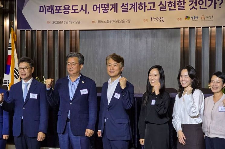 김이강 광주 서구청장이 지난 18일 서울 성동구에서 열린 '목민관클럽 제12차 정기포럼'에서 '스마트 포용도시와 주거, 젠더, 아동정책 혁신현장'을 주제로 우수 정책을 소개했다. 광주 서구 제공