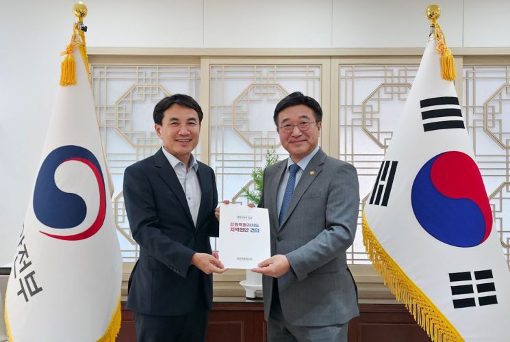 김진태 강원특별자치도지사는 19일 정부서울청사를 방문해 윤호중 행정안전부 장관을 만나 강원특별법 3차 개정안의 국회 조속 통과 등 도정 주요 현안과 지역 현안에 대해 적극적인 관심을 요청하고 있다. 강원특별자치도 제공