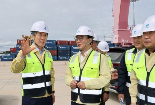 APEC 숙박크루즈 운영지원 현장점검 나선 이강덕 포항시장(왼쪽)과 전재수 해양수산부 장관. 포항시 제공