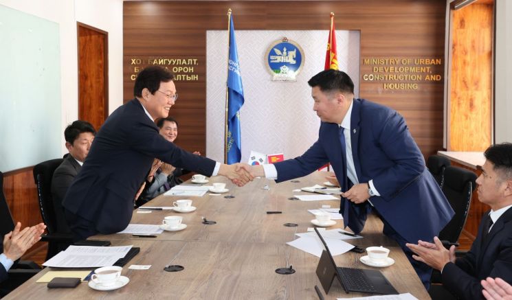 박완수 경남도지사(왼쪽)가 몽골 정부 청사를 찾아 바트암갈란 엥크타이반 도시개발건설주택부 장관과 인사를 나누고 있다. 경남도 제공