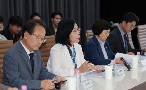 최민희 과방위원장 등 국회 과학기술정보방송통신위원회 소속 더불어민주당ㆍ조국혁신당 의원들이 19일 대규모 해킹 사태가 발생한 서울 종로구 롯데카드 본사를 방문, 현장조사를 하고 있다. 연합뉴스