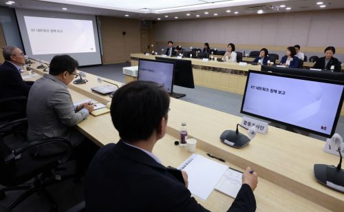 최민희 위원장 등 국회 과학기술정보방송통신위원회 더불어민주당·조국혁신당 의원들이 19일 대규모 해킹피해 관련 서울 서초구 한국통신연구개발본부를 방문, 현장조사를 하고 있다. 연합뉴스