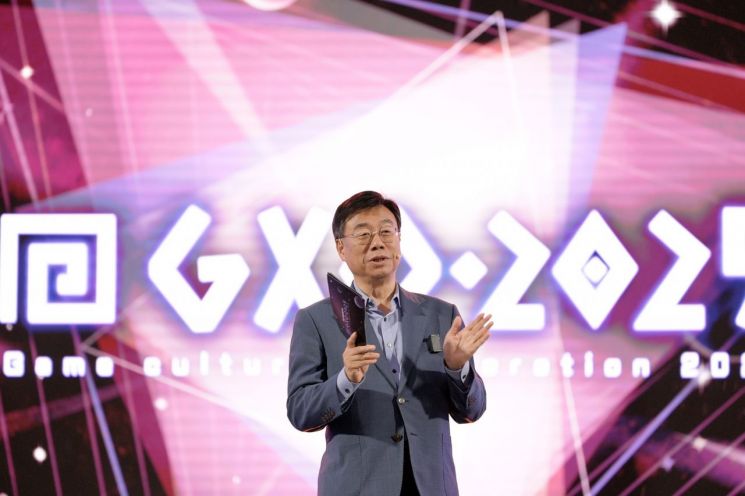 신상진 성남시장이 19일 오후 판교역 광장에서 열린 '게임문화축제 GXG 2025' 개막식에서 개막사를 전하고 있다. 성남시 제공