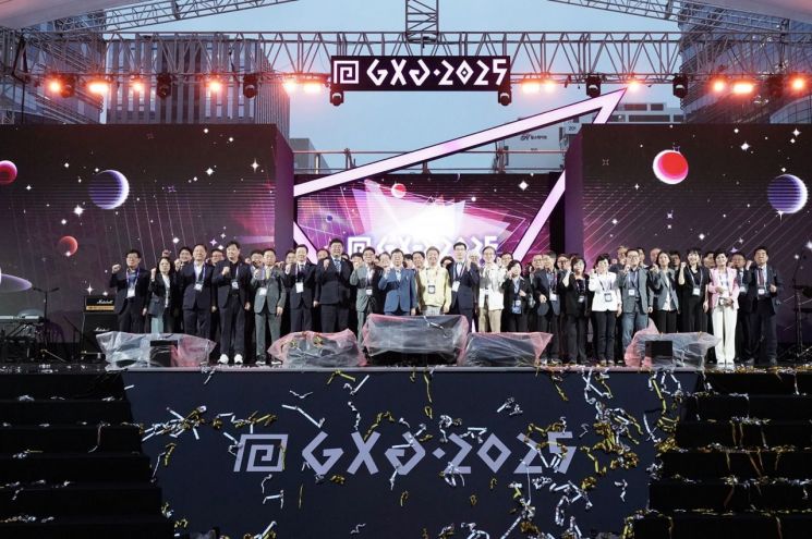 신상진 성남시장을 비롯한 주요내빈들이 'GXG 2025' 개막식 후 기념촬영을 하고 있다. 성남시 제공