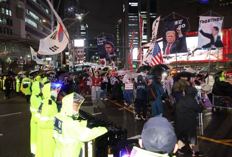 극우 단체가 19일 오후 명동 주한중국대사관 인근에서 반중 집회를 벌이고 있는 모습. 연합뉴스