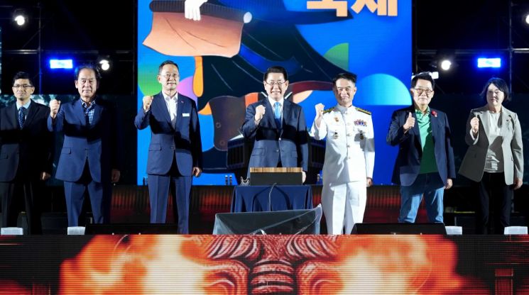 김영록 전라남도지사가 19일 해남 우수영관광지에서 열린 ‘2025 명량대첩축제 개막식’에 참석, 주요내빈들과 기념촬영을 하고 있다.전남도 제공