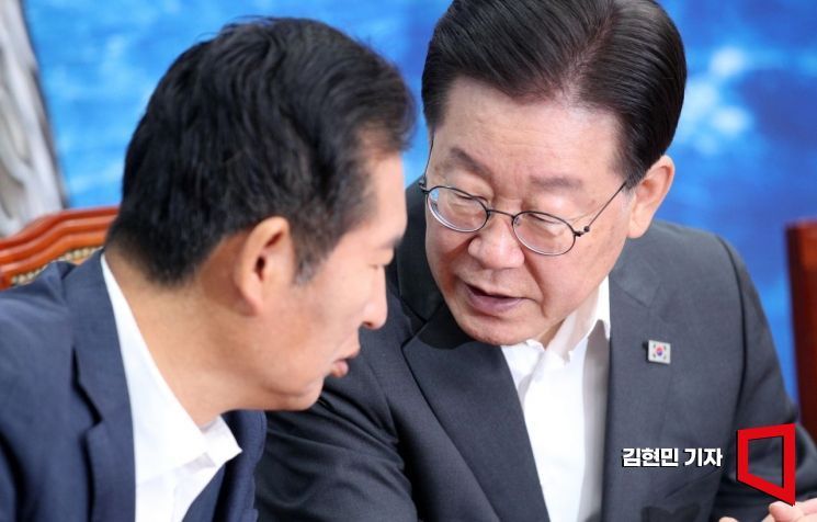 이재명 대통령(오른쪽)과 정청래 더불어민주당 대표.