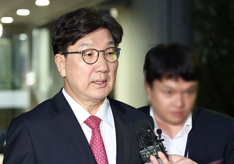 윤석열 정부와 통일교 간 '정교 유착'의 발단으로 지목된 국민의힘 권성동 의원이 16일 서울 서초구 서울중앙지법에서 열린 구속 전 피의자 심문(영장실질심사)을 마친 뒤 대기 장소인 서울구치소로 향하고 있다. 연합뉴스