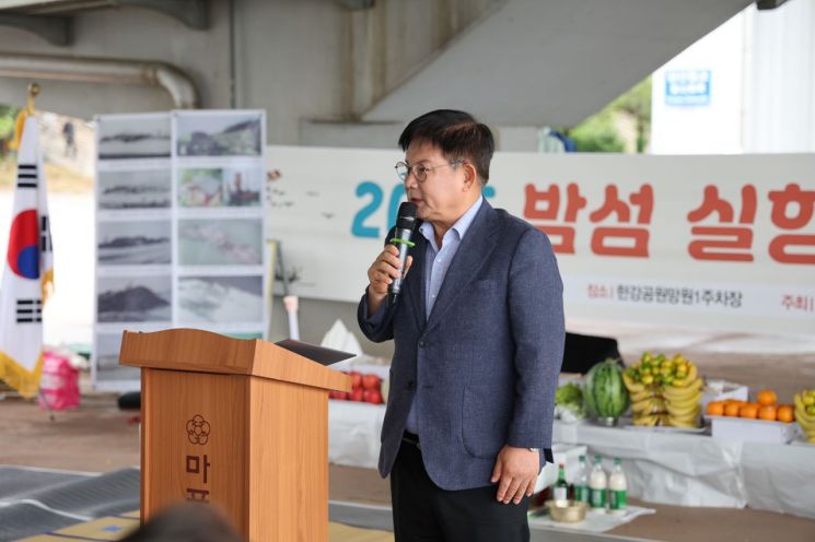 밤섬 실향민 귀향제 행사에서 실향민을 위로하는 박강수 마포구청장. 마포구 제공.