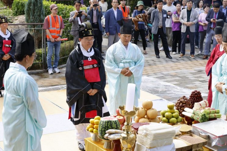 진교훈 강서구청장(중앙 왼쪽)이 20일 허준근린공원에서 열린 허준인트로축제를 찾아 '허준축제 성공기원제'에 초헌관으로 참여하고 있다. 강서구 제공.