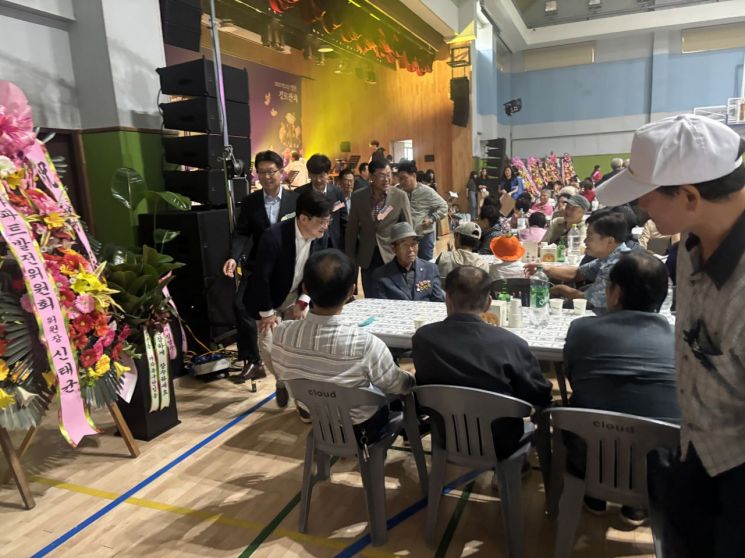 김병수 김포시장이 20일 양촌읍에서 열린 '2025 볕고을 양촌 경로잔치'를 찾아 어르신들에게 인사를 드리고 있다. 김포시 제공