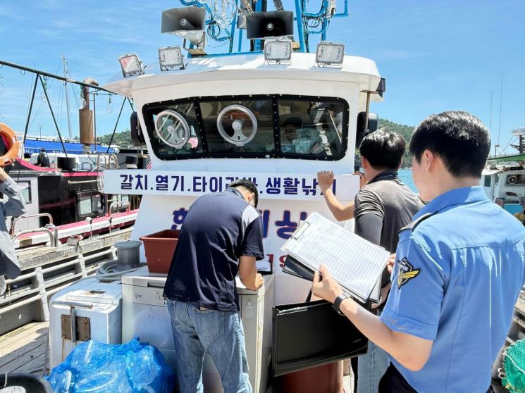 전남지역 낚시어선 사고 40% 이상이 가을에 집중 발생했다. 사진은 낚시어선 안전점검 현장. 전남도 제공