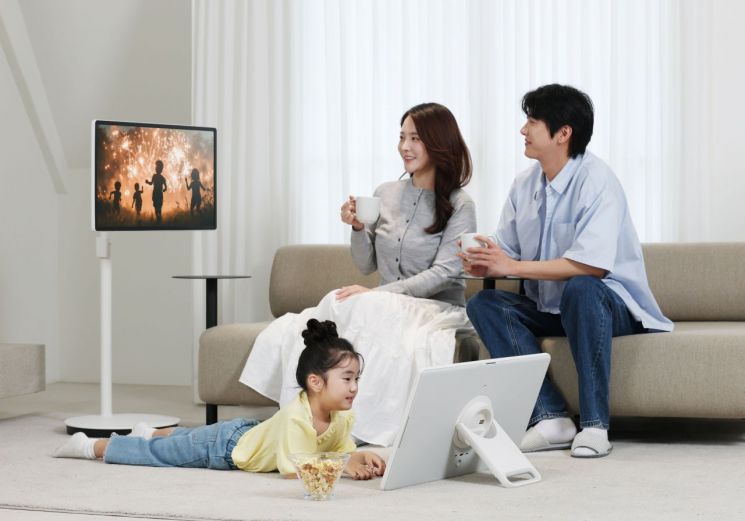 삼성전자 모델이 무선 이동형 스크린 '더 무빙스타일'을 체험하고 있다. 삼성전자