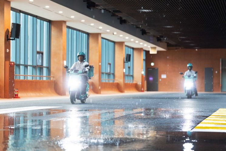 경기도 하남시  배민라이더스쿨에서 이륜차 교육 전문 강사들이 빗길 제동 교육 시연을 하고  있다. 우아한형제들