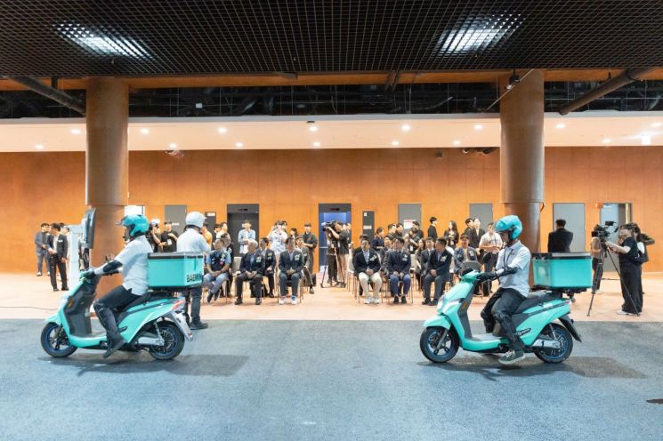 19일 열린 경기도 하남시  배민라이더스쿨 개관 기념식에서 이륜차 교육 전문 강사들이 참석자를 대상으로 안전 교육 시연을 하고 있다. 우아한형제들