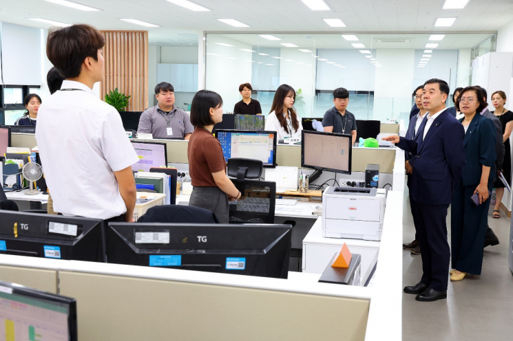 근로복지공단 박종길 이사장이 19일 공단 서울지역본부를 방문해 체불 근로자 대지급금 신속 지원 등을 강조하며 현장경영을 펼치고 있다. 근로복지공단 제공