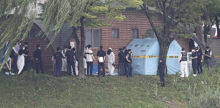 지난 2일 대구 수성구 수성못 인근에서 현역 육군 대위가 총상을 입고 사망한 채 발견된 가운데 사건 현장에서 육군수사단과 경찰이 현장조사를 벌이고 있다. 연합뉴스